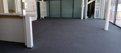 Rehabilitación Pavimento continuo cuarzo color en piscinas climatizadas en Pinto, Madrid